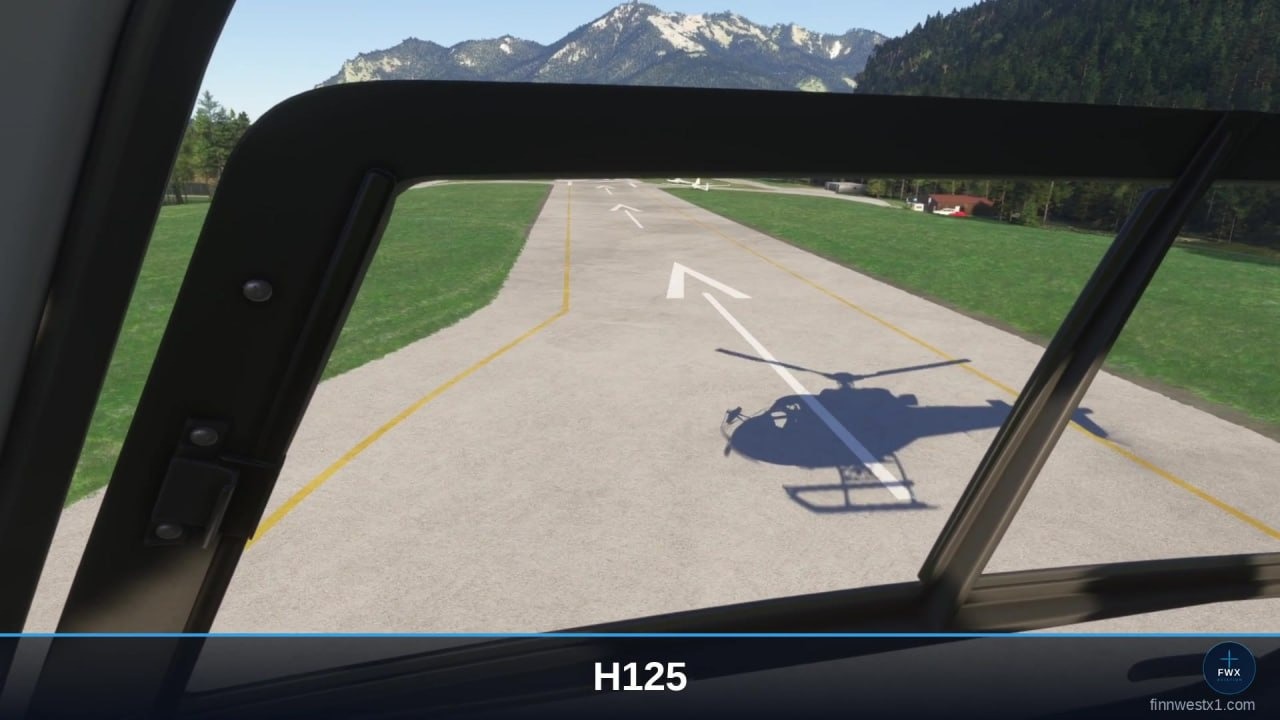 Blick aus dem Cockpit der H125 auf den Rollweg: der Schatten des Hubschraubers mit der drehenden Rotorscheibe und dem Heckrotor, deutlich auf dem Beton.
