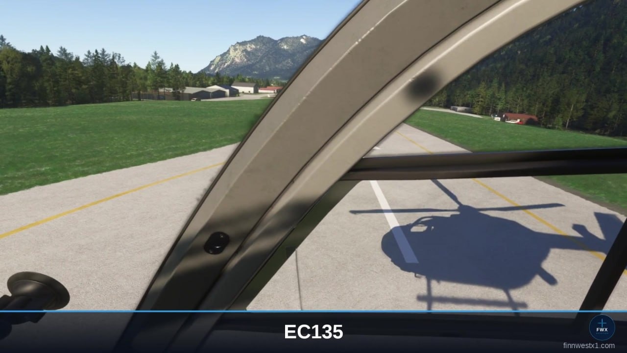 Blick durch das Kabinenfenster der EC135 auf das Vorfeld: der Schatten des Hubschraubers mit drehender Rotorscheibe auf dem Beton.