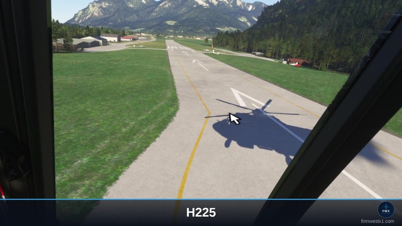 Blick aus dem Cockpit der H225 hinunter auf die Bahn: der Schatten zeigt die große Rotorscheibe und den Heckrotor der schweren Maschine.