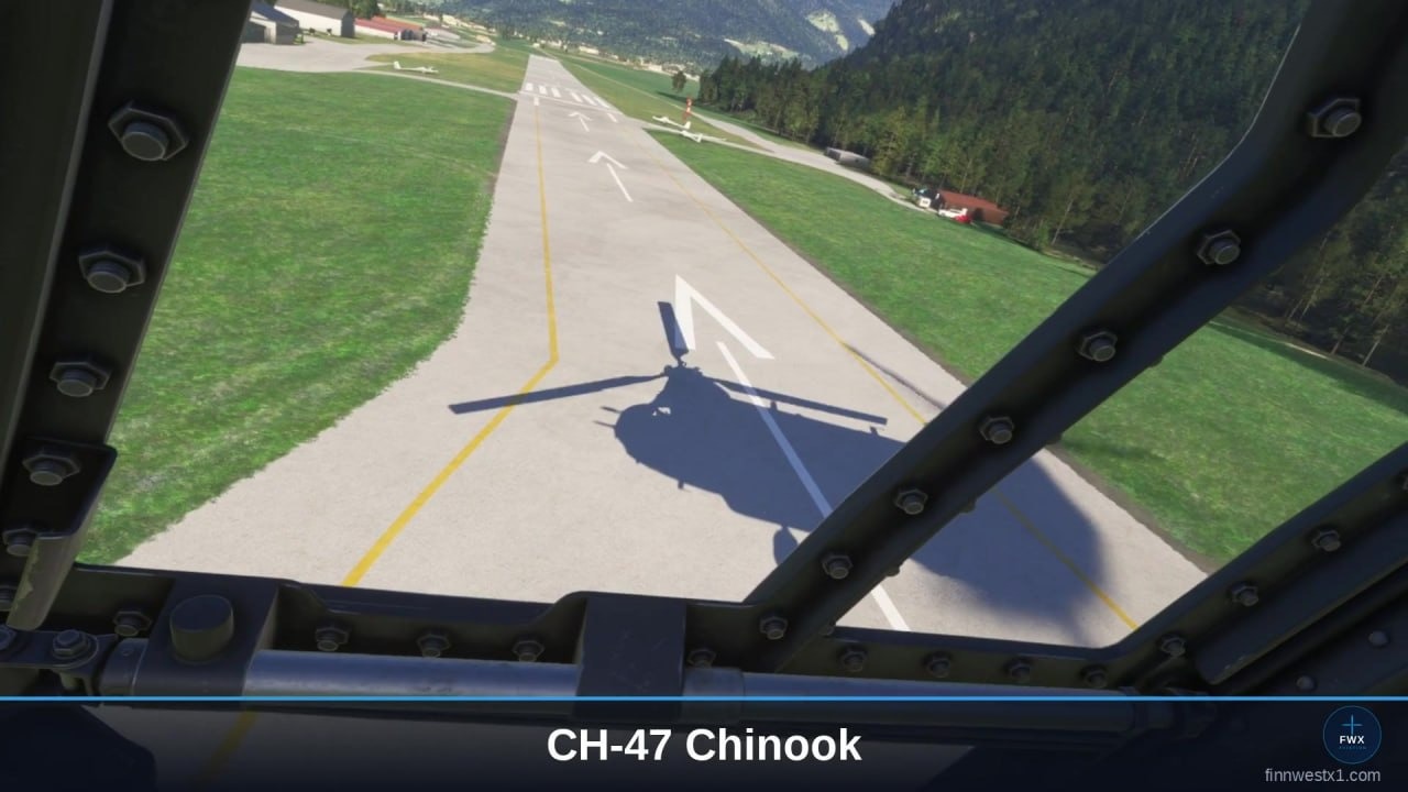 Blick durch die Dachfenster des Chinook-Cockpits auf die Bahn: der Rotorschatten des Tandem-Hubschraubers auf dem Beton.